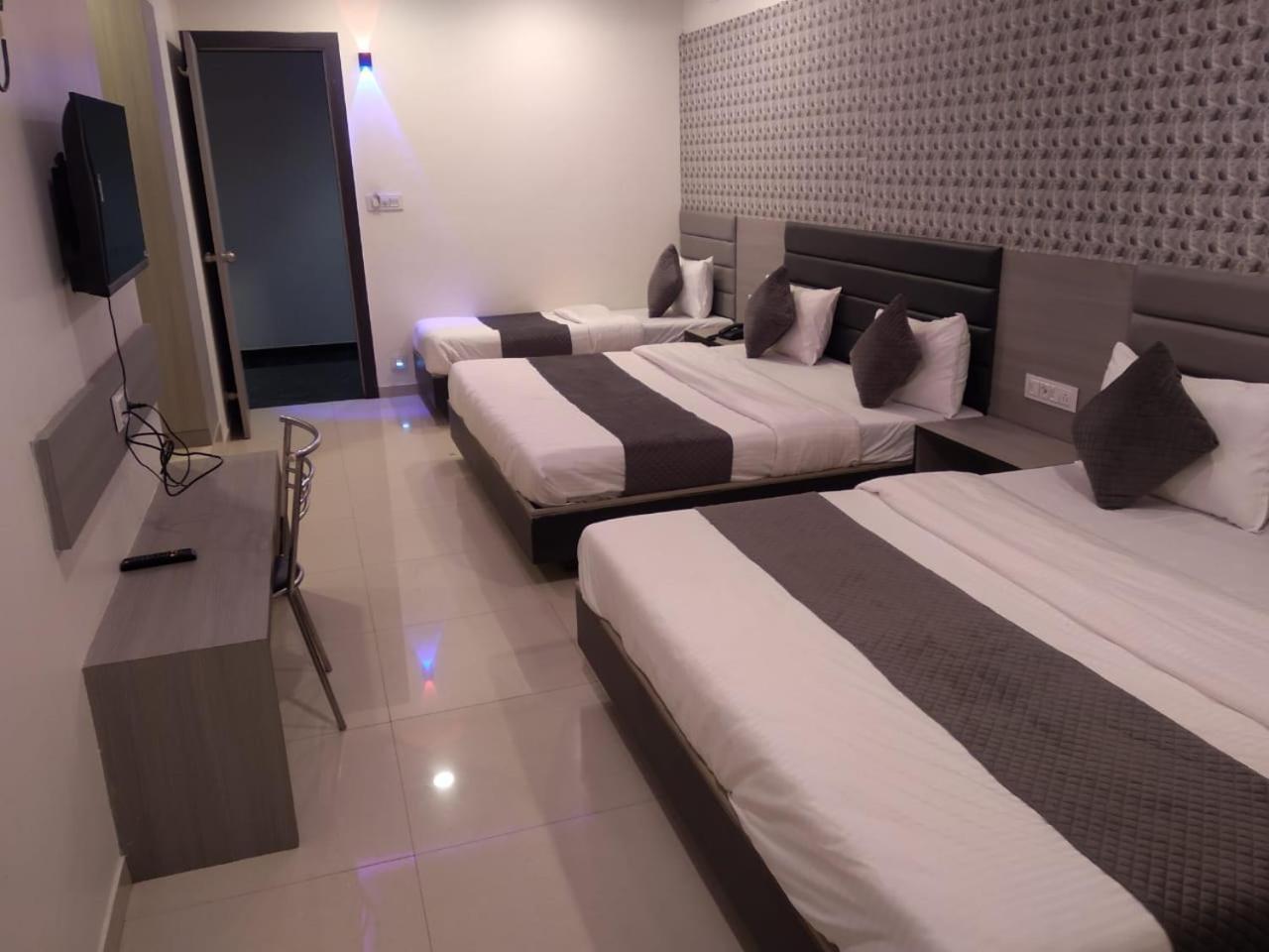 Hotel Selfie Inn Ahmadabad Zewnętrze zdjęcie