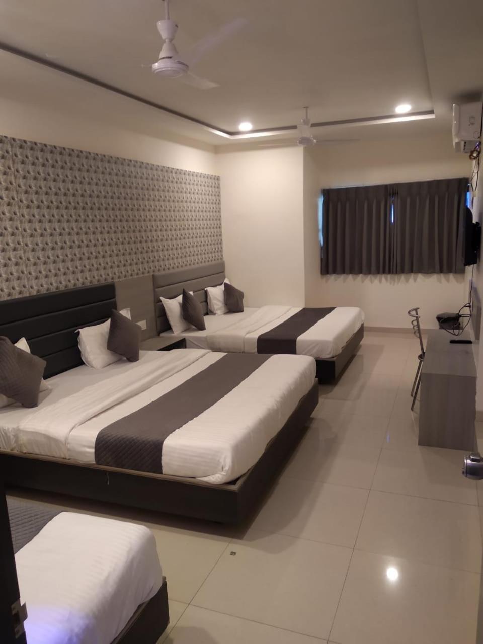 Hotel Selfie Inn Ahmadabad Zewnętrze zdjęcie