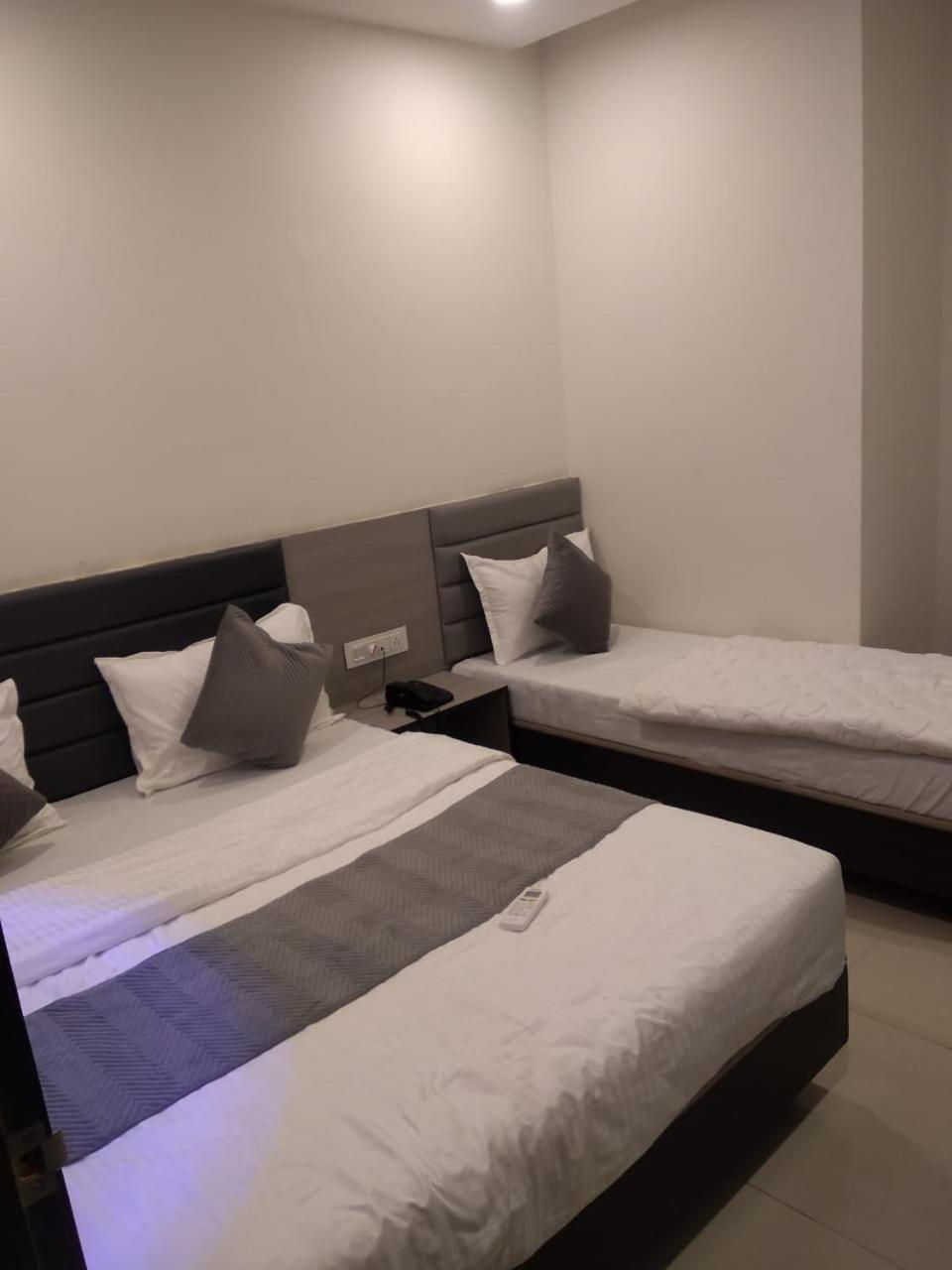 Hotel Selfie Inn Ahmadabad Zewnętrze zdjęcie