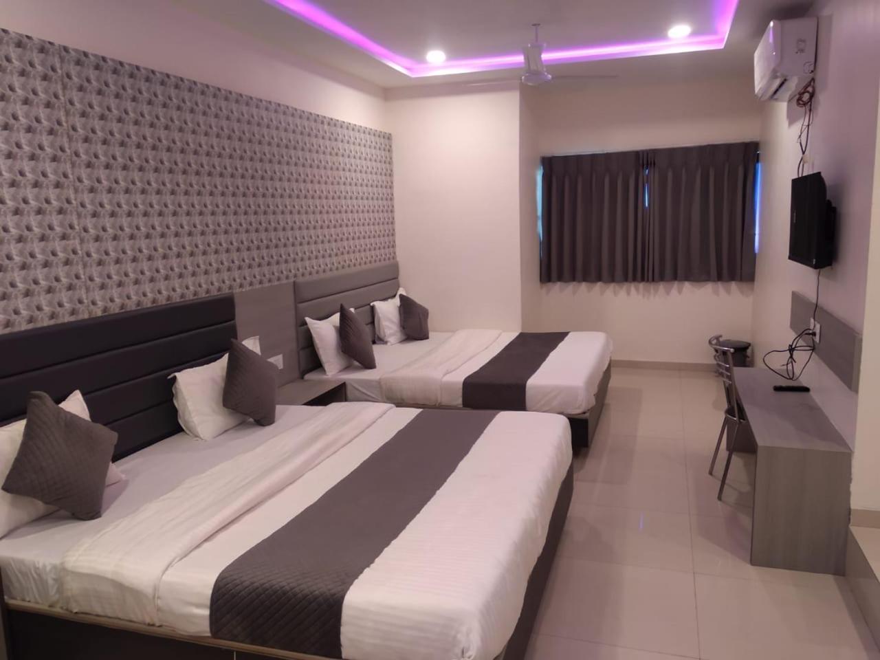 Hotel Selfie Inn Ahmadabad Zewnętrze zdjęcie