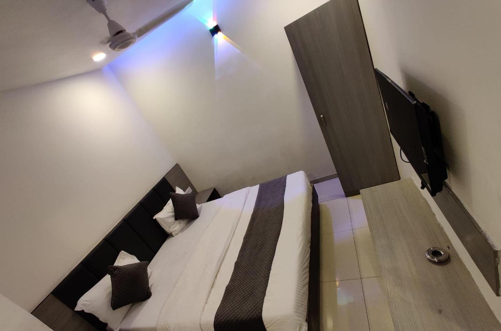Hotel Selfie Inn Ahmadabad Zewnętrze zdjęcie