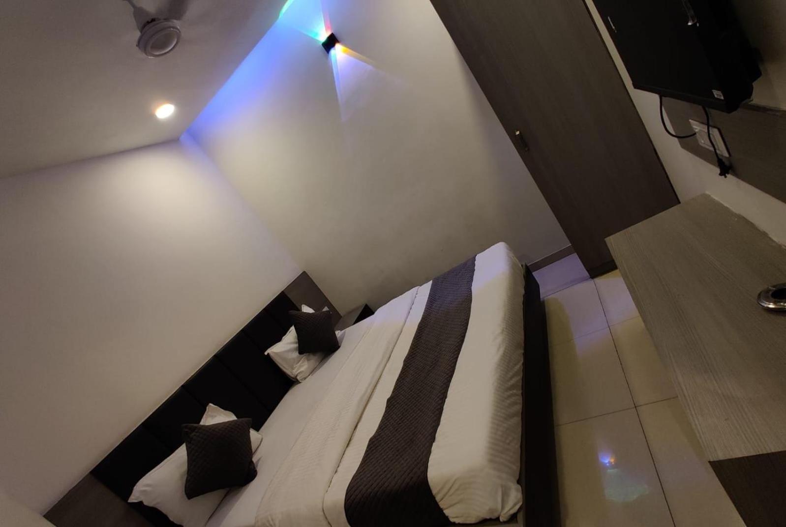 Hotel Selfie Inn Ahmadabad Zewnętrze zdjęcie